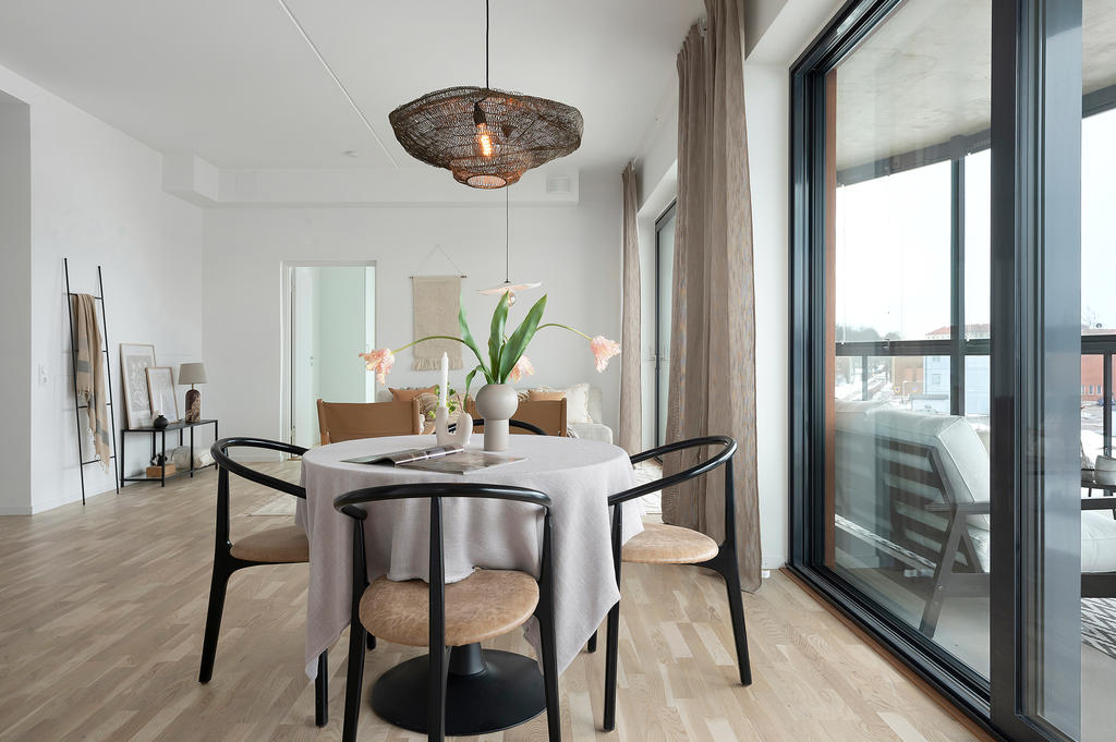 Kök och vardagsrum i öppen planslösning