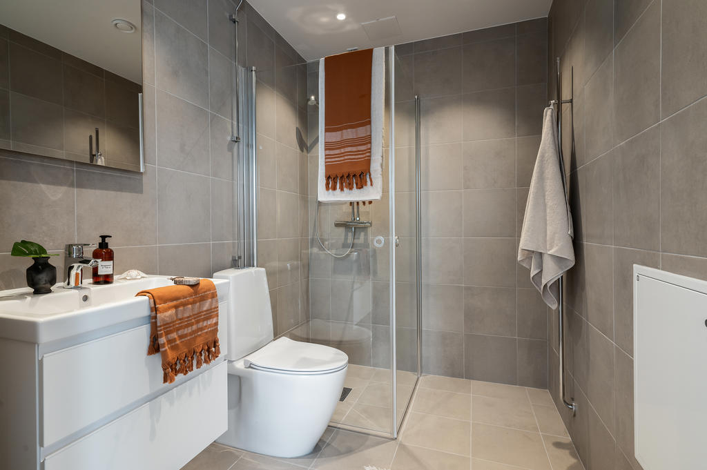 Badrum intill master bedroom