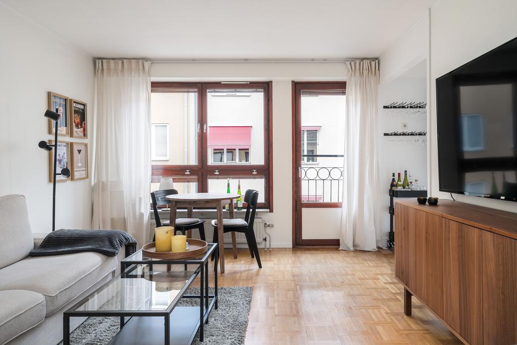 Allrum med fönster och fransk balkong 