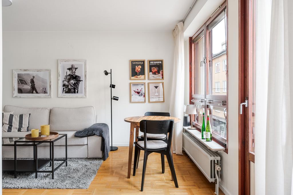 Plats för matbord vid fönstret 