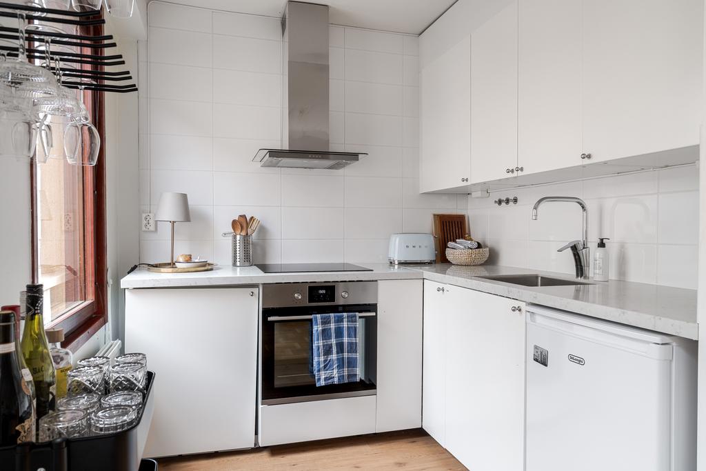 Bänk i ljus stenkomposit och kaklad vägg