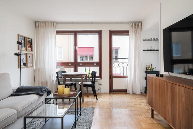 Allrum med fönster och fransk balkong 