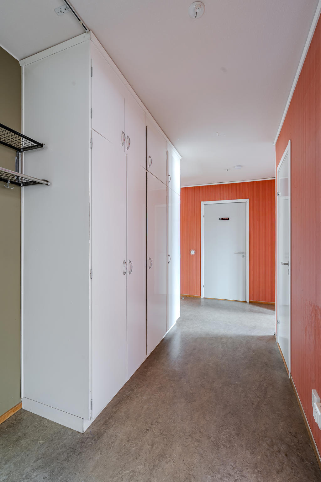 Bra med många garderober i hallen!