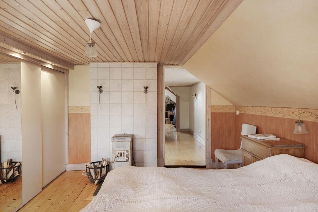 Täljstenskamin i sovrum