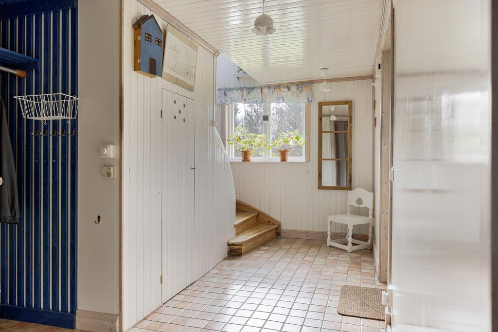 Hall med trapp till övervåning