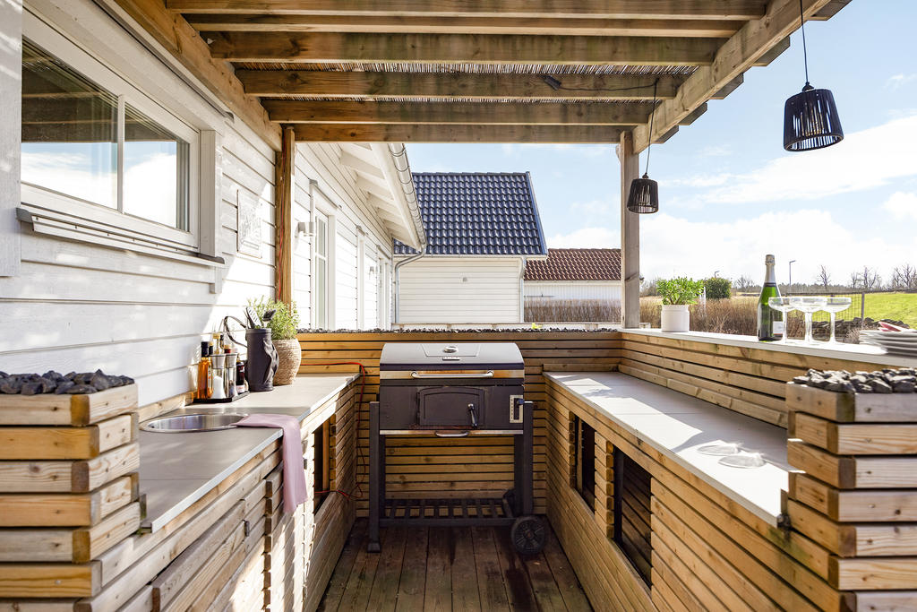 Plats för grillen, förvaring och avlastningsytor.