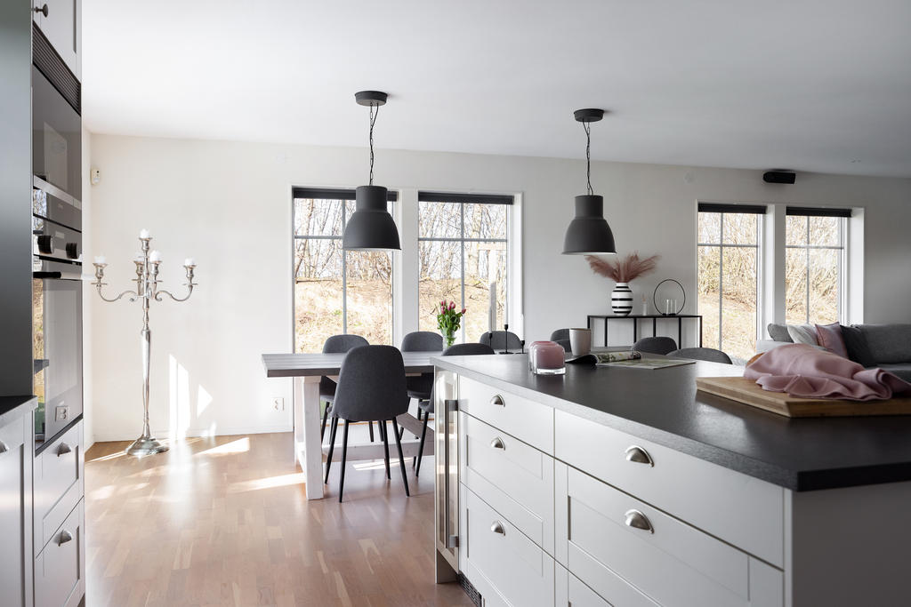 De stora fönsterna ger ett otroligt fint ljusinsläpp.