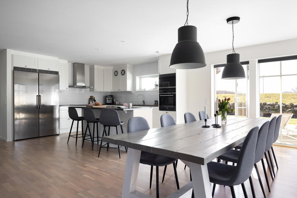 Utgång till uteplats och trädgård på husets baksida.