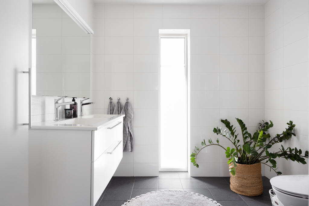 Stort badrum med dubbelhandfat.