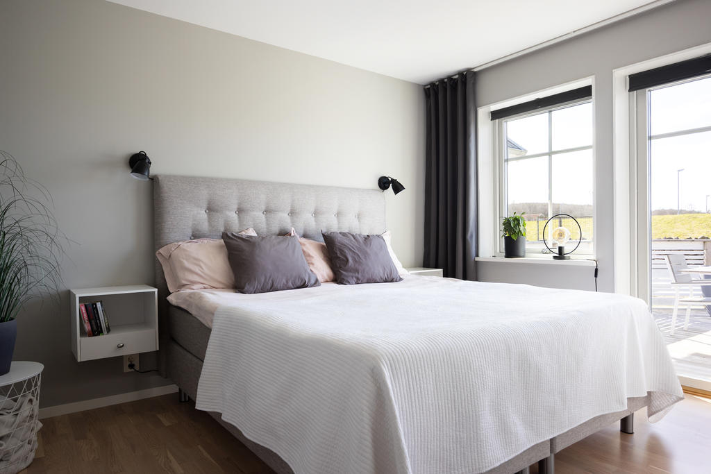 Master bedroom med utgång till uteplats och trädgård.