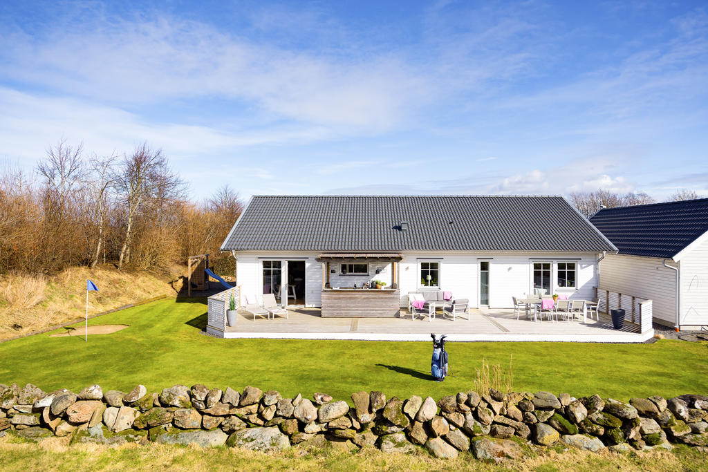 I trädgården har nuvarande ägare både en green och bunker.