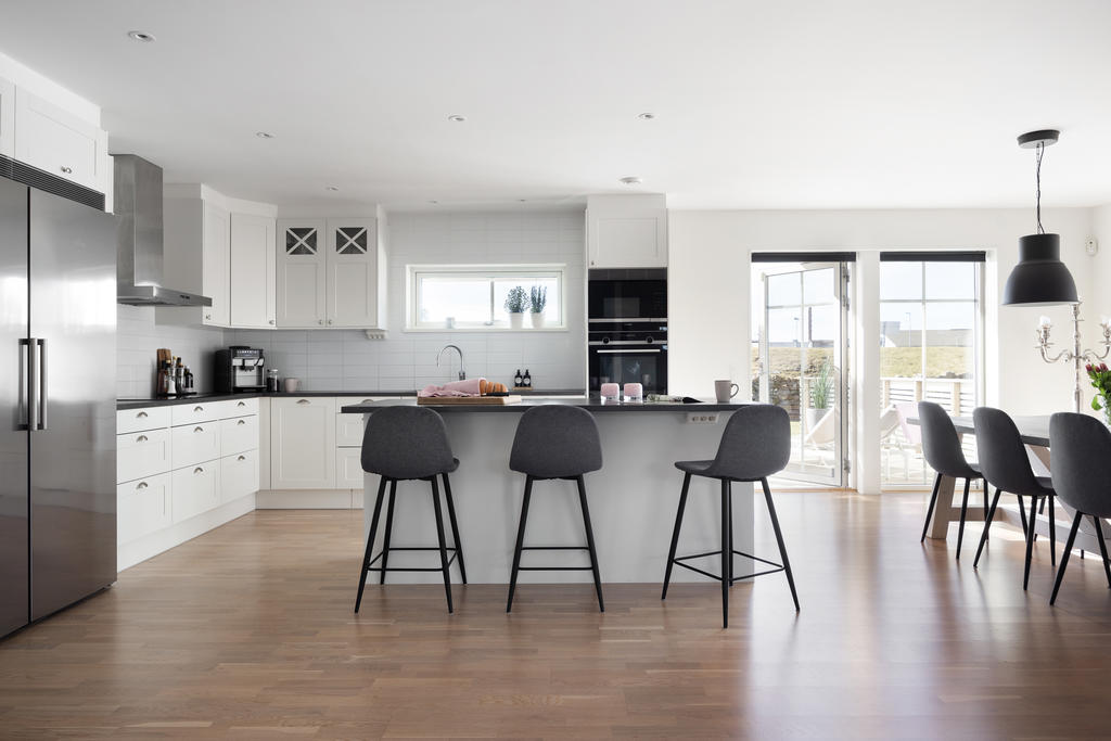 Öppen planlösning mellan kök och matplats