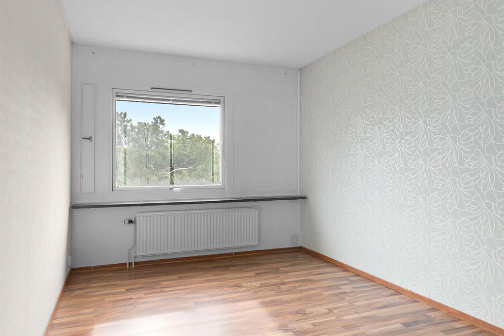 Det andra sovrummet är generöst och även här helt insynsskyddat och med grönskande utsikt