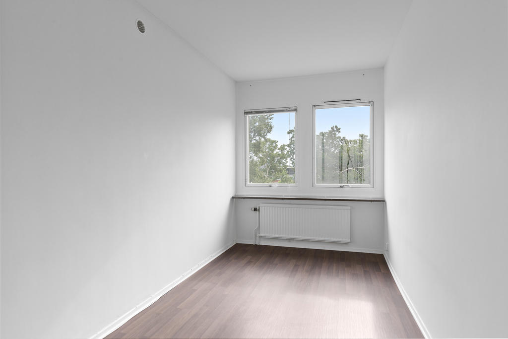 Första sovrummet som nås direkt från hallen, ljust och helt insynsskyddat