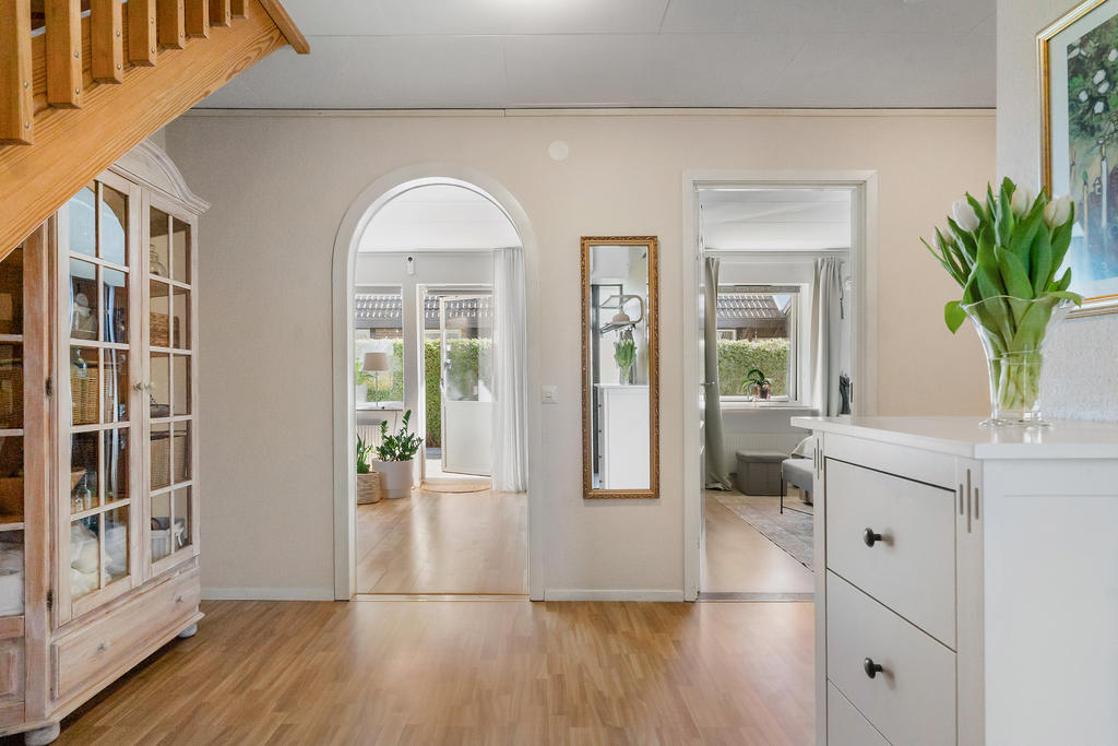 Entréhall mot vardagsrum och sovrum