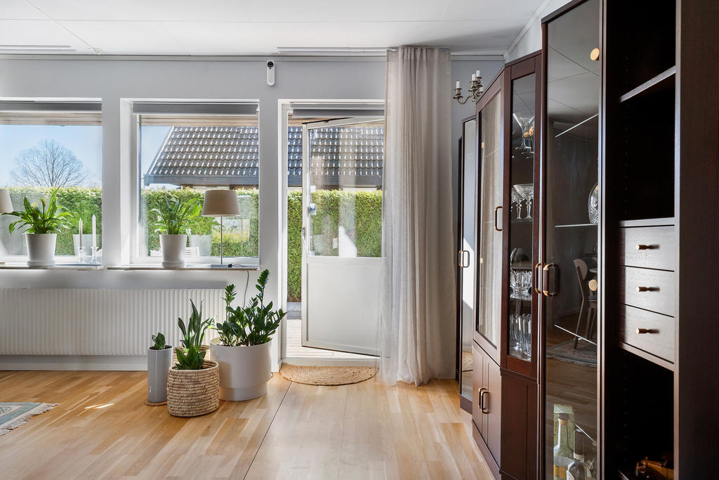 Vardagsrum med utgång till uteplats