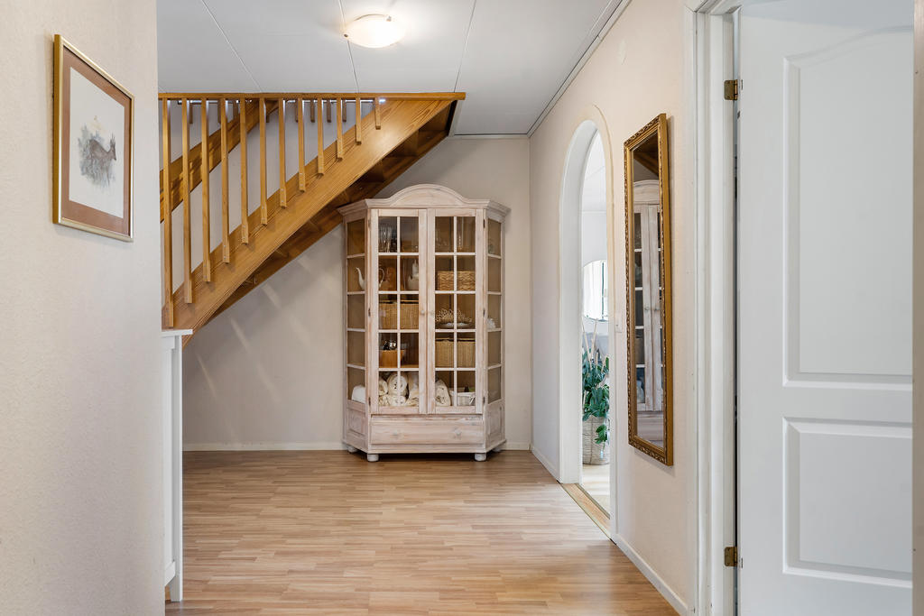 Hall i vinkel med trappa till OV