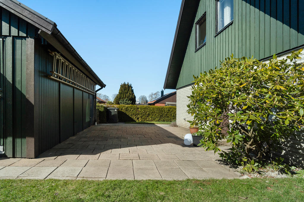 Plattor mellan garage och hus