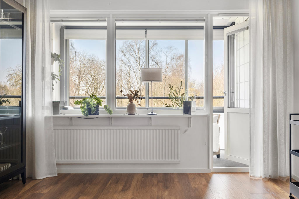 Vardagsrum med utgång till inglasad balkong 