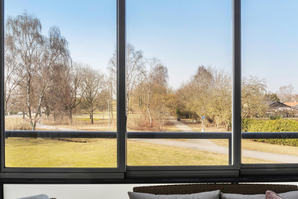 Utsikt från balkong mot parkområde