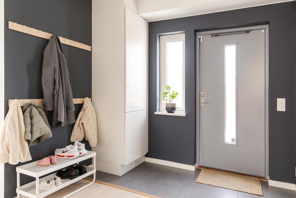 Entré med gott om plats för avhängning och en stilren färgsättning.