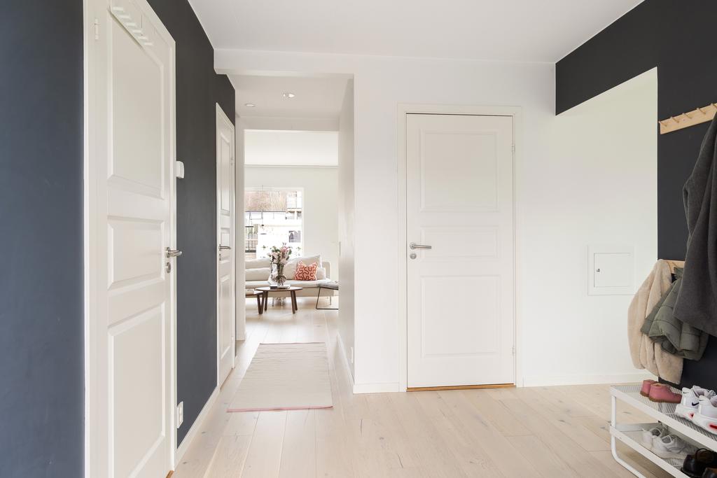 Välkomnande entré med plats för avhängning och en fin siktlinje vidare mot vardagsrummet.