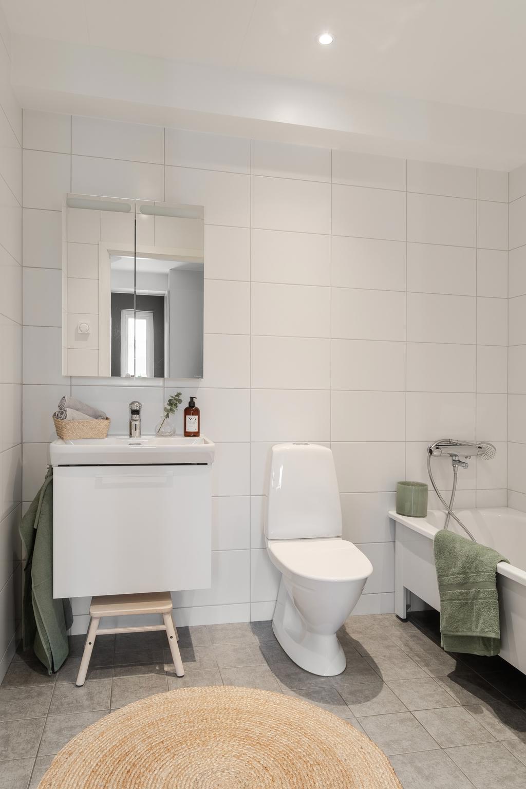 Fräscht badrum på entréplan med moderna materialval.