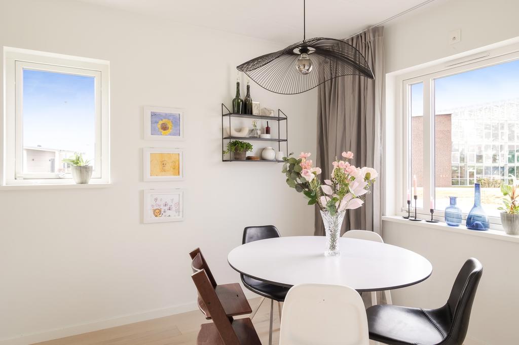 Matplats i anslutning till köket – en naturlig plats för vardagens måltider.