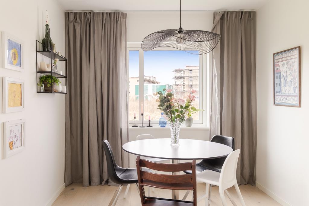 Matplats med fint ljusinsläpp och plats för större sällskap.