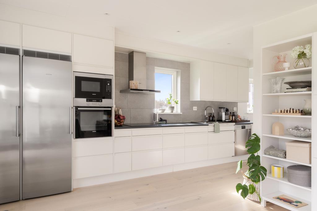 Stilrent kök med gott om förvaring och arbetsytor.