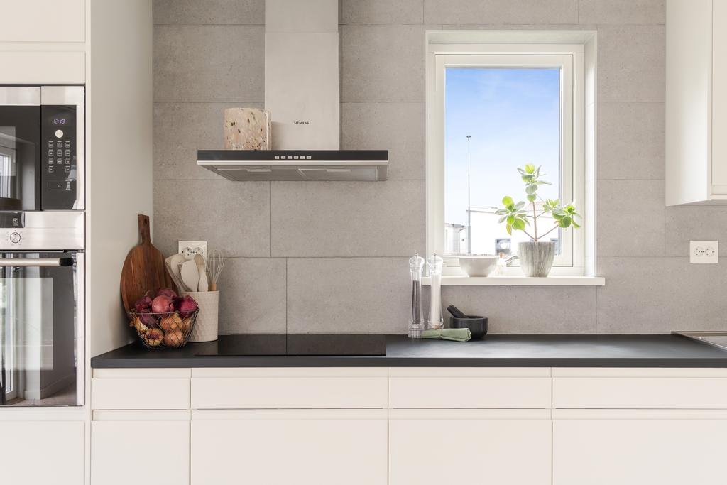 Detaljbild av kökets materialval och arbetsytor.