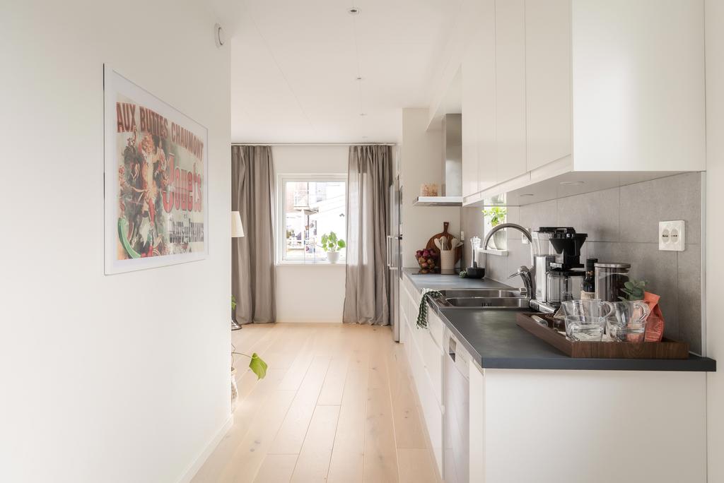 Generösa arbetsytor och bra förvaring i köket.