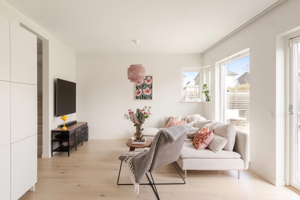 Ljust vardagsrum med plats för både soffgrupp och umgänge.