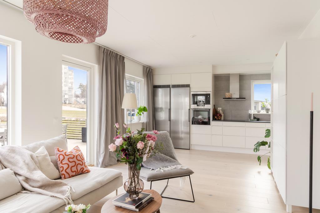 Vardagsrum med öppen planlösning mot kök.