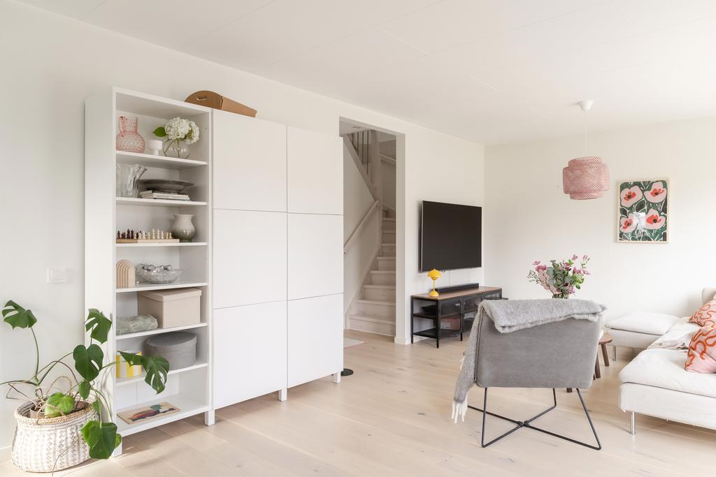 Ljust och luftigt vardagsrum med öppen känsla och plats för både umgänge och förvaring.