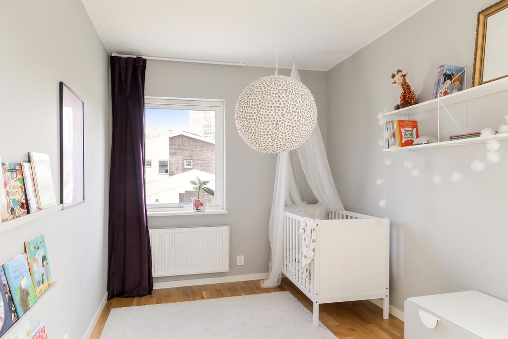 Ljust sovrum med lugnt läge.