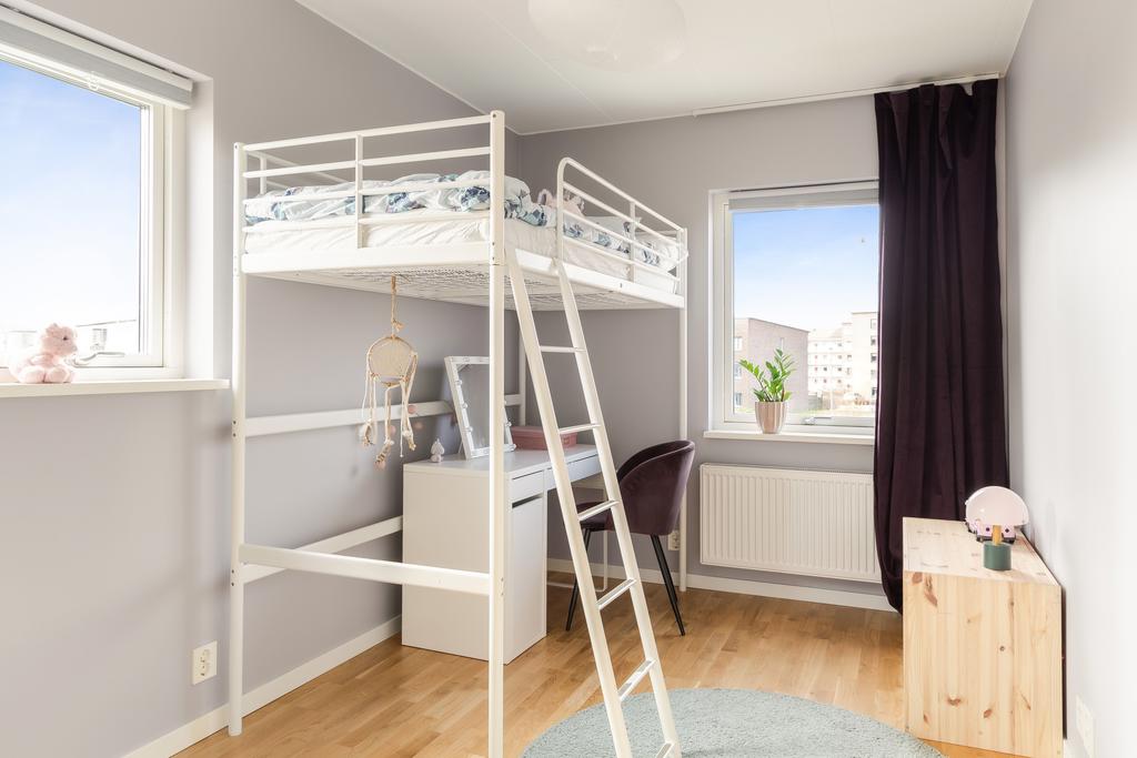 Sovrum med plats för både säng och förvaring.