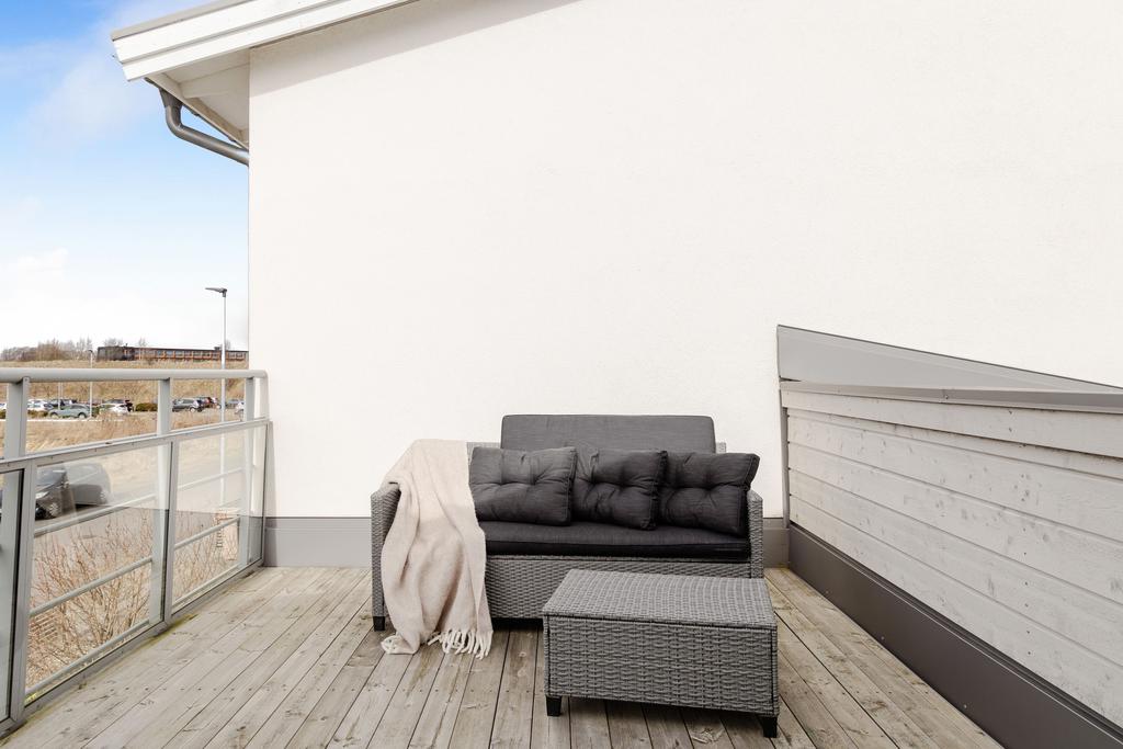 Trädeck på övre plan – perfekt för morgon- och kvällssol.