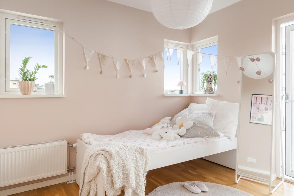 Trivsamt barnrum med mjuka färger.