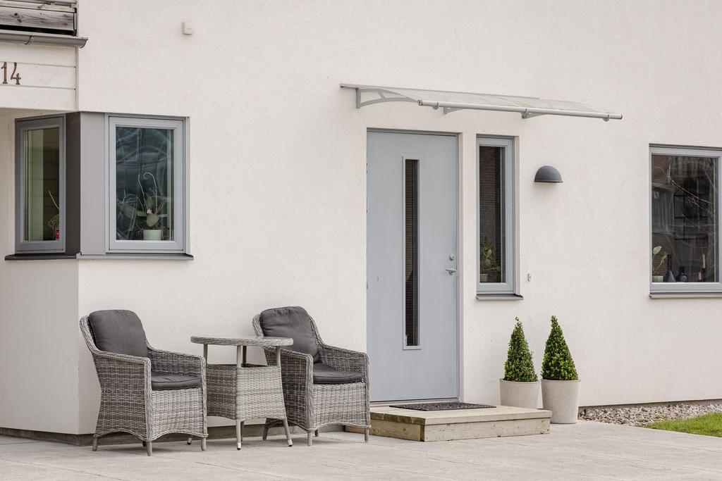 Entré och uteplats vid husets framsida.