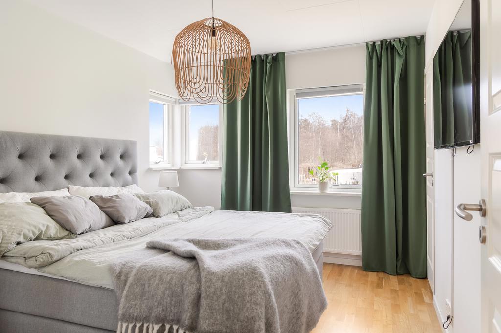 Sovrum med plats för dubbelsäng.