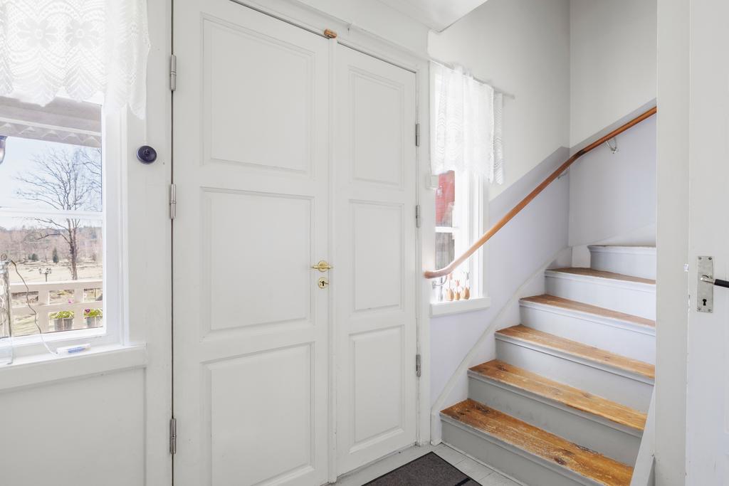 Entré via pardörrar