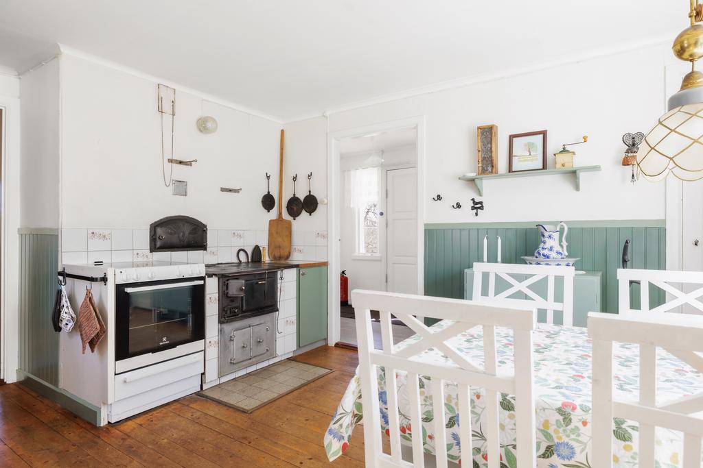 Kök med ved och elspis samt bakugn