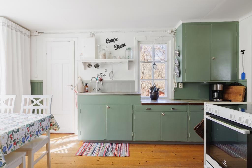 Kök med vackert grangolv