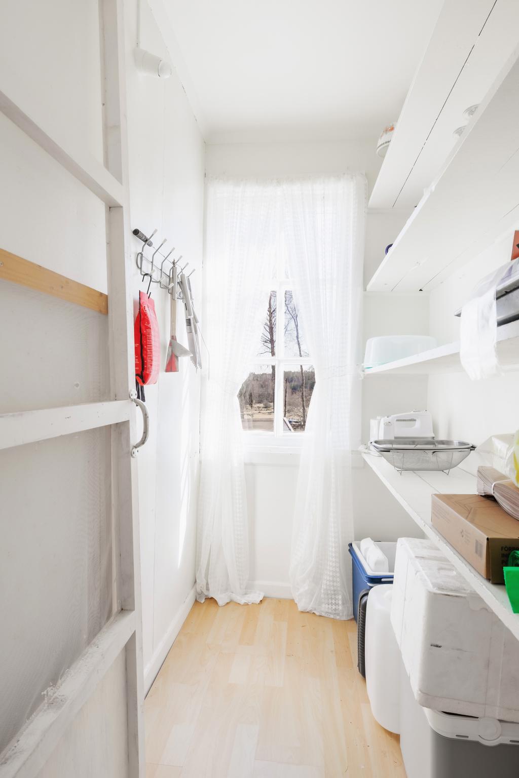 Skafferi i anslutning till köket