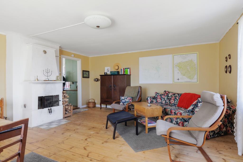 Vardagsrum med mysig rörspis