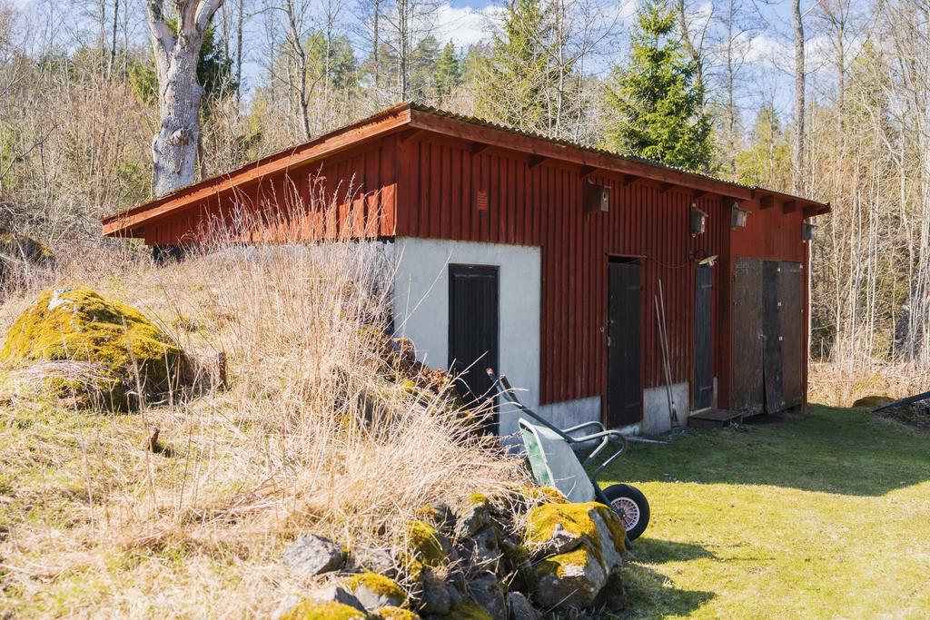 Uthuslänga med vedbod, garage, matförråd, utedass