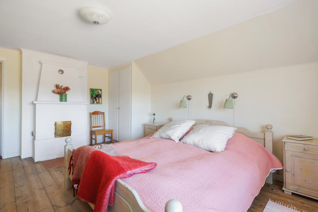 Det större sovrummet med rörspis