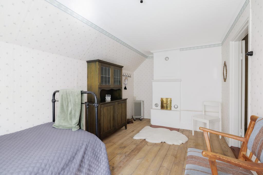 Det mindre sovrummet med rörspis