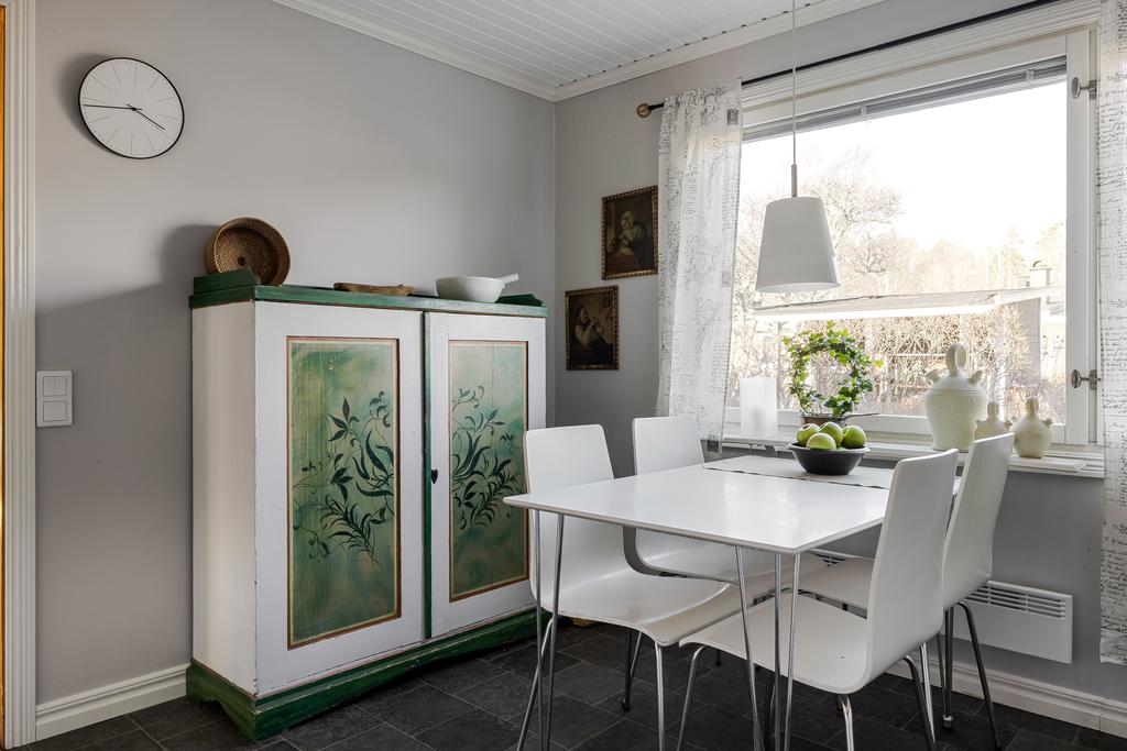 Matplats vid fönstret